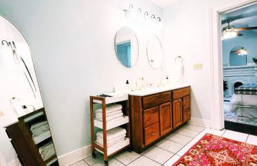 Uptown Colorful Cottage by the Riverwalk - Foto 43