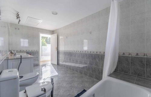 49-Exclusive Villa With Private Pool & Breathtaking Views in Mijas! - Photo 31