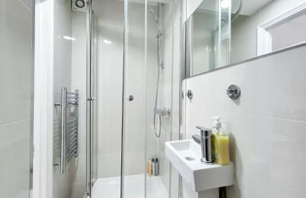 Modern 3-Bed, 3-Bath Maida Vale Flat with Private Garden near Little Venice, St Johns Wood, Regents Park, Paddington by NourNest Apartments - Photo 26