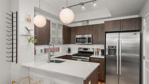 Walkable Rooftop Retreat 2BR, Workspace & BBQ - Foto 5