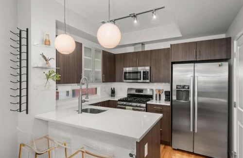 Walkable Rooftop Retreat 2BR, Workspace & BBQ - Foto 5