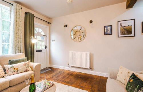 Beautiful Cozy Cottage in Sandbach by 53 Degrees Property, Sleeps 4 with FREE Parking - Photo 5