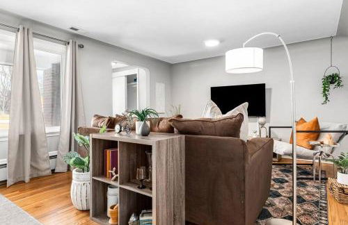 Warm & Comfy 2BR, Huge Backyard, Great Location! - Photo 68