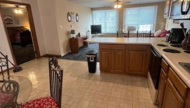 Spacious Apt near Guthrie Packer - Photo 3, stove, pet friendly, toaster, minibar