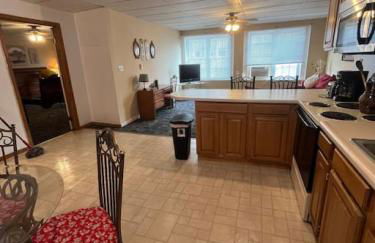 Spacious Apt near Guthrie Packer - Photo 3