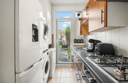 Acton 4BR House I Contractors I Families I Parking - Foto 16