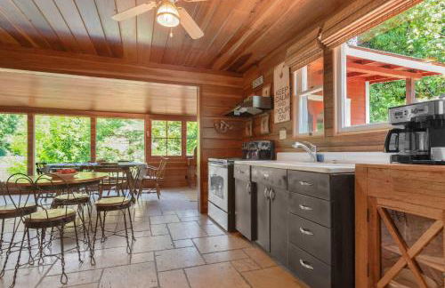Cozy Riverfront Cabin Just Steps to the Russian River with Beach Access & Wood Stove - Foto 29
