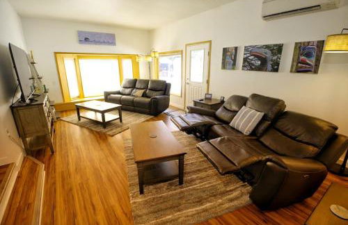 Free Tram Tickets! 3BR Valley Home wKing beds - Foto 1