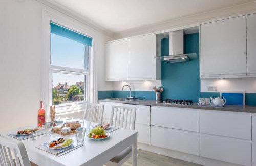 Rooftop Hideaway -Central Coastal Flat - Sea Views - Photo 8