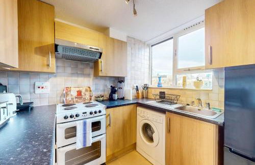 Amazing location 1 BD flat on St Katharine's Docks - Photo 10