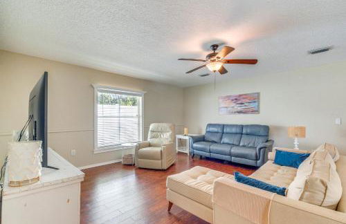 Relax Poolside Spring Hill Family Home with Yard! - Foto 8