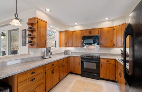 High-End Finger Lakes Escape - Expansive Game Room, Cozy Firepit, & Scenic Views - Foto 8