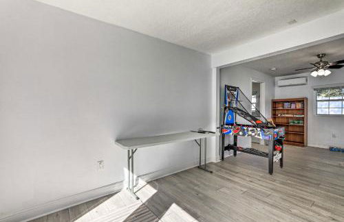 Chic Home with Fire Pit and Patio, Walk to Lake! - Foto 26