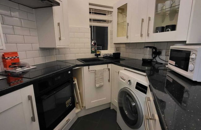 Lovely 2-bed Apartment in Grays - Photo 5