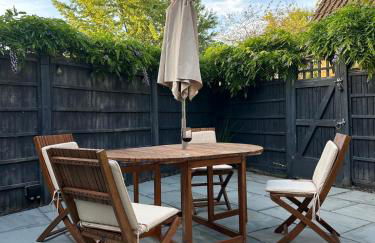 Contemporary detached house short train to London - Photo 3