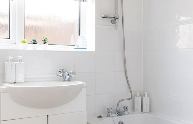 Seaside Retreat 2 Mins to Beach - Photo 20