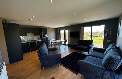 Spacious 3-Bedroom Chalet on Country Estate near Glasgow - sleeps 6 - Photo 10