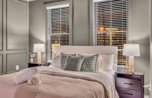 New 2 Luxe Townhomes with Rooftops Sleeps 24 - Foto 59