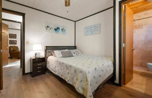 Entire Cabin, Walk to Ski Slopes, Hot Tub, Pet Friendly, Fast WiFi, 2 Parking, 2 Fireplace, Wash & Dryer, Fenced, Fire Pit, BBQ, Hike, Golf, Zoo - Foto 14