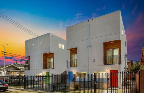 Enjoy Stylish 4BR Townhouse Sleeps 8 with Wi-Fi - Foto 29