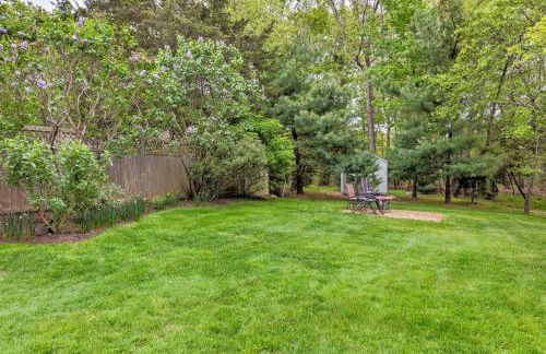 Cute East Hampton Cottage with Patio - Walk to Beach - Foto 23