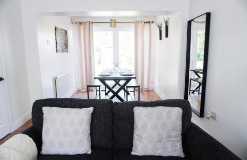 Spacious 3BR Weekend Getaway Home Near Etihad and Coop Live - Free Parking! - Foto 16