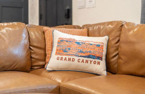 Walk to GC Train Depot and Route 66, king beds, game room, BBQ, firepit - Photo 4