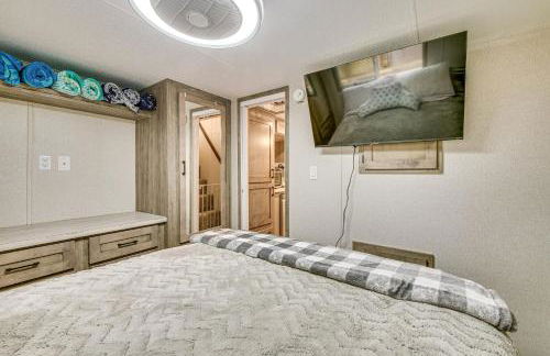 Walk to Lake Beaches Cabin with Patio in Belmont! - Foto 14