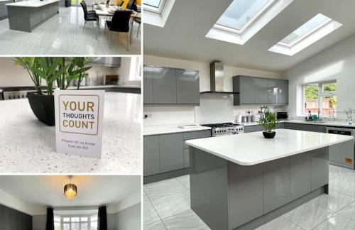 Luxurious Detached Holiday House Free Parking near Airport Town Centre Railway Station - Foto 1