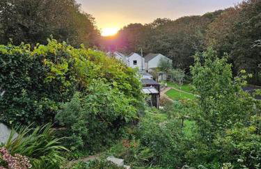 Treetops Lodge, private Cornish hideaway, parking, garden - Foto 37