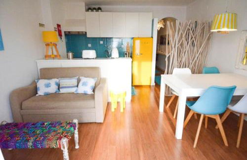 Yellow Submarine on the seafront - Foto 19