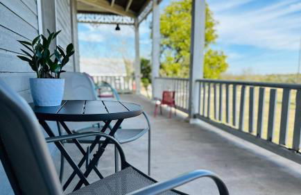 Kingsby Farmhouse - 1BR with 2 Queens & Mountain Views - Photo 21