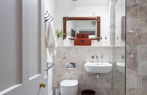 Sarah's - A townhouse apartment in Georgian Holt - Photo 3