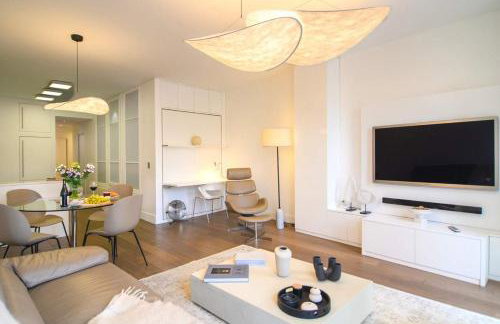 Two Bedroom Luxury Apartment - Balcony with View of Notre Dame - Photo 11