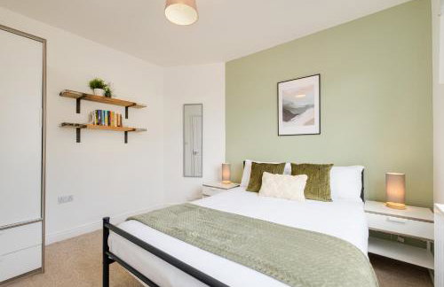 New Long Stays-4Bed-2Bath-Parking-By FabAccommodation - Foto 20