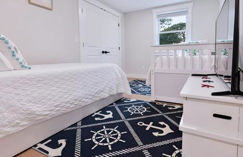 Renovated & Sophisticated Home Near Beach & Shops! - Photo 41