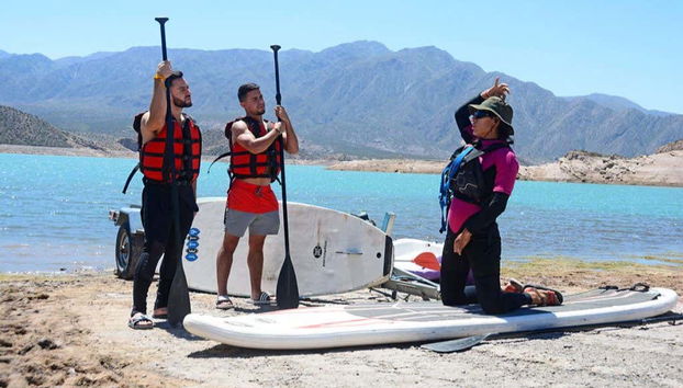 Imparando a usare l'attrezzatura da paddle surf