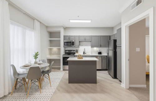 Chic 2BR Boho-Chic Retreat Garage, Pool, Gym - Photo 6