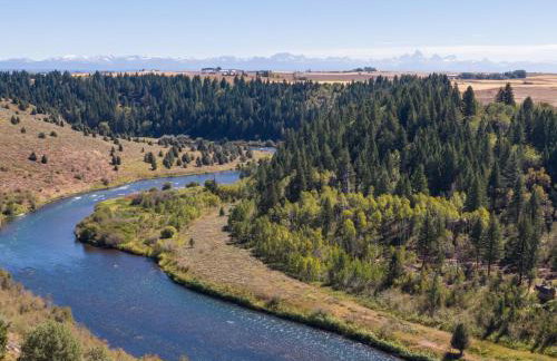 Lindas Perch by KABINO On Bank of Henrys Fork Mtn Views Fishing 6 acres Snake River WIFI - Foto 46