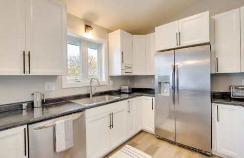 Bright Little Chute Condo with Deck and Yard! - Foto 9