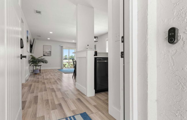 Relaxing 2BR Florida Home Close to Beach - Photo 21