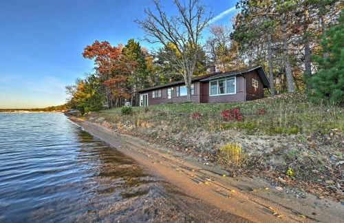 Pelican Lake Cabin Private Beach and Scenic Sunsets - Foto 1
