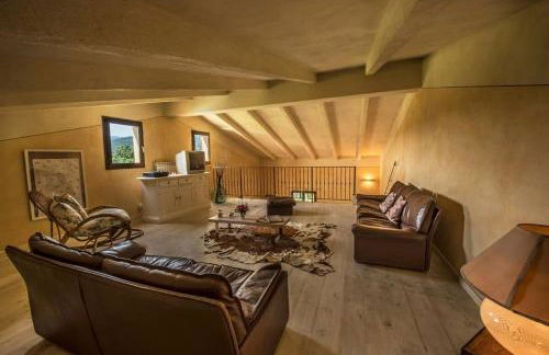 Elegant And Refined Villa With A Beautiful Blue Pool - Photo 5