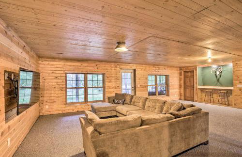 Splendid Family Cabin with Hot Tub and Grill! - Foto 15