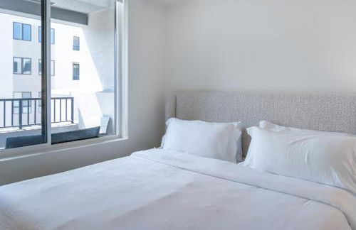 Luxury 2 Bedroom Residence With Fitness and Outdoor Pool - Photo 26