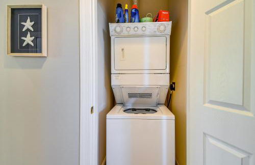 Spacious Southport Condo with Balcony! - Foto 30