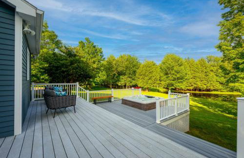 Lux estate! Hot tub, 8 acres, firepit, game room, private pond, EV, lots of privacy, 10 mins to town - Foto 7