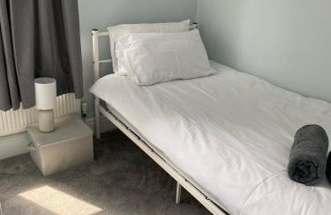 ML Short Stays - 3 Bedroom House Near BAE - Photo 7