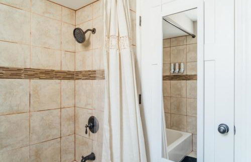 Spacious 2BR Apartment near Airport - Central Charming - Foto 25