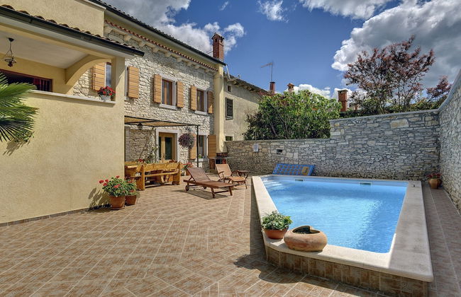 Well Maintained Holiday Home With Private Heated Pool Near the Beach - Foto 19